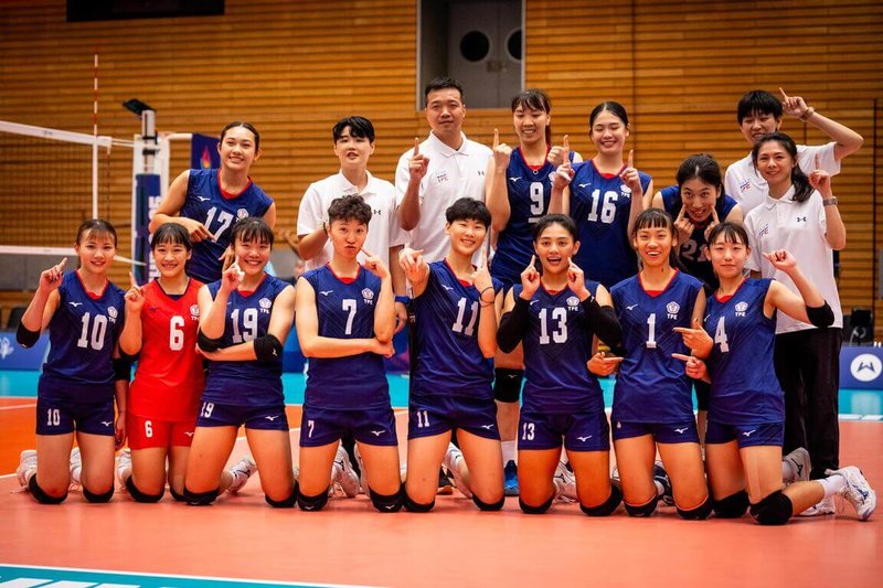德國萊茵魯爾世大運16日正式登場,台灣女排(圖)在開幕式前率先亮相,分組賽首戰以25比13、25比10、25比18順利擊敗澳洲隊,賽後全隊開心合影。(FISU提供)中央社記者陳容琛傳真 114年7月16日