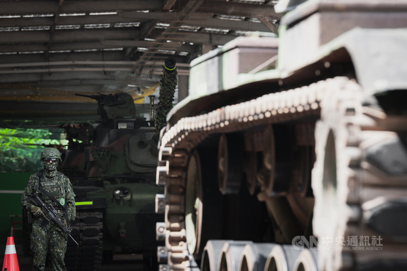 陸軍模擬CM11戰車機動過程中故障,通知前進支援小組保修,一旁則有官兵持槍警戒。中央社記者游凱翔攝 114年7月16日