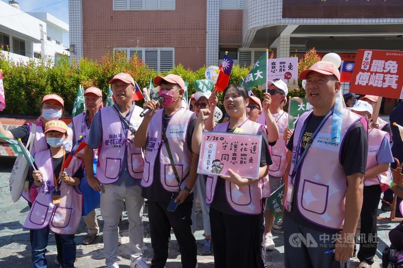 花蓮縣選舉委員會16日上午舉辦電視罷免說明會,公民團體「微光花蓮」在花蓮縣選委會前集結,持看板高喊訴求。中央社記者張祈攝 114年7月16日