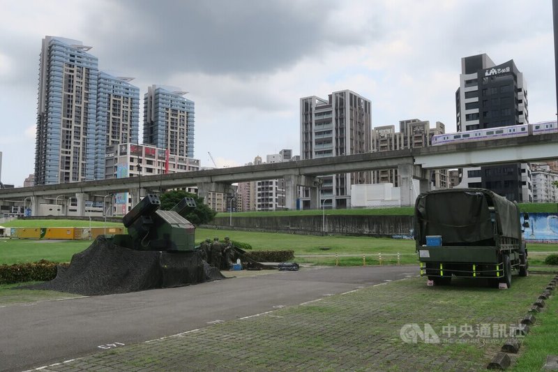 陸軍復仇者飛彈系統16日駐防新北大都會公園,後方為機場捷運。中央社記者吳書緯攝 114年7月16日