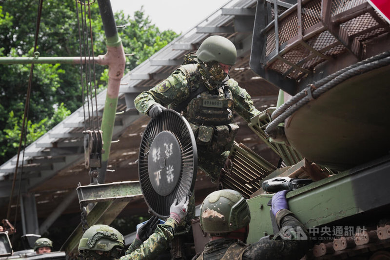 圖為保修官兵換裝引擎室風扇。中央社記者游凱翔攝 114年7月16日