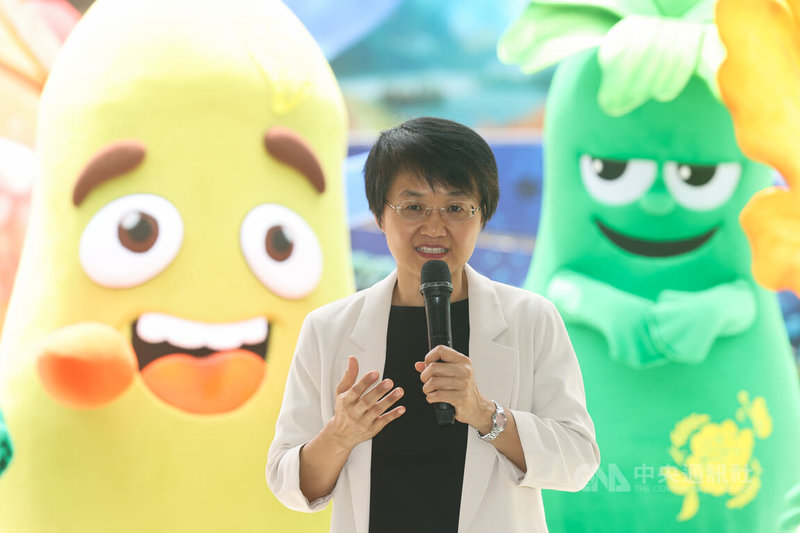 紙風車劇團近期與客委會合作推出客家親子劇「燈怪」,16日舉行宣告記者會,客委會主委古秀妃致詞表示,她看彩排時感到相當驚豔,透過大量的人偶與大型的機械裝置,呈現故事角色的歡樂與悲傷,可說十分不容易。中央社記者吳家昇攝 114年7月16日