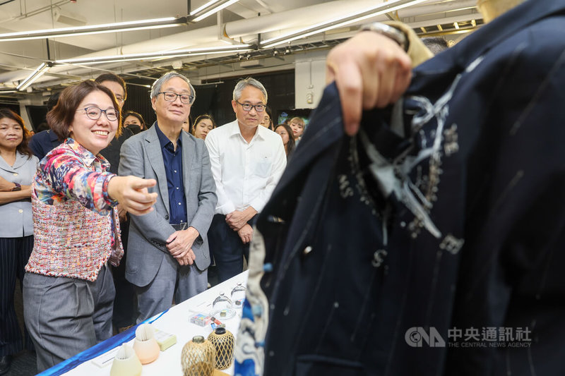 文化部16日下午在台北舉行「2025台灣文博會」展前記者會,文化部長李遠(前左2)出席,現場參觀參展作品。中央社記者吳家昇攝 114年7月16日