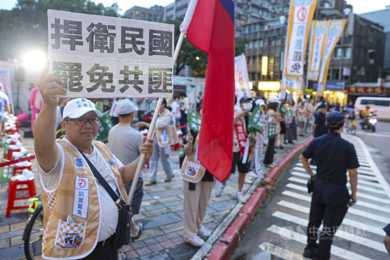 罷團「文山退葆」等人16日晚間舉行「台北同意罷!倒數十天決戰南中正衝刺場」說明會,許多志工在街頭高舉標語呼籲民眾「同意罷免」,下架不適任立委。中央社記者鄭清元攝 114年7月16日