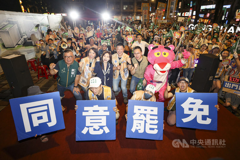 「台北同意罷!倒數十天決戰南中正衝刺場」說明會16日晚間登場,民進黨籍台北市議員劉耀仁(2排左起)、簡舒培、立委吳沛憶、台北市議員王閔生、趙怡翔等人出席,呼籲民眾26日出來投下同意罷免票。中央社記者鄭清元攝 114年7月16日