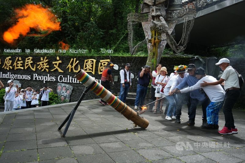 台灣原住民族文化園區迎接38週年慶,原住民族文化發展中心16日邀請娜麓灣樂舞劇團創團成員「回娘家」,由中心主任邱黃肇崇(右4)與眾人一同點燃砲火、熱鬧迎賓。中央社記者黃郁菁攝 114年7月16日