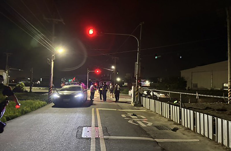 陳姓女子113年10月晚間騎車載女兒遭黃姓男子開車撞擊,女兒搶救不治;彰化地院認定,黃男未讓幹道車優先通行為肇事主因,陳女疏未注意減速為次因,各依過失致死罪處10月、2月徒刑,陳女獲緩刑。(民眾提供)中央社記者鄭維真傳真 114年7月16日