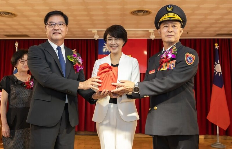 南投縣消防局16日舉行新、卸任局長交接典禮，南投縣長許淑華（前中）監交，由卸任局長林聰吉（前左）將印信交給新任局長陳興傑（前右）。（南投縣政府提供）中央社記者蕭博陽南投縣傳真  114年7月16日