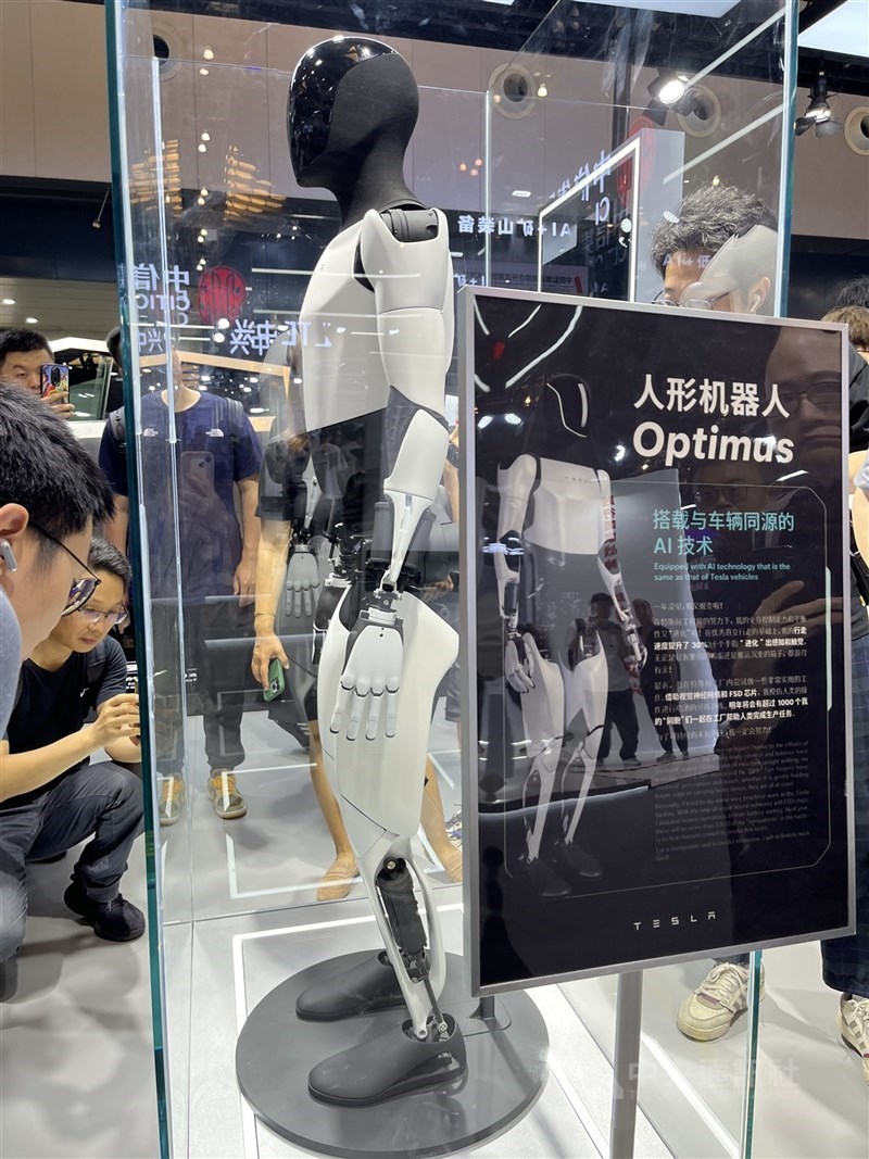 圖為2024世界人工智慧大會（WAIC），特斯拉人形機器人Optimus第2代（Optimus Gen 2）首度亮相。（中央社檔案照片）