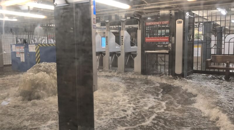 紐約14日暴雨造成地鐵站淹水。(Juan Luis Landaeta/via 路透社)