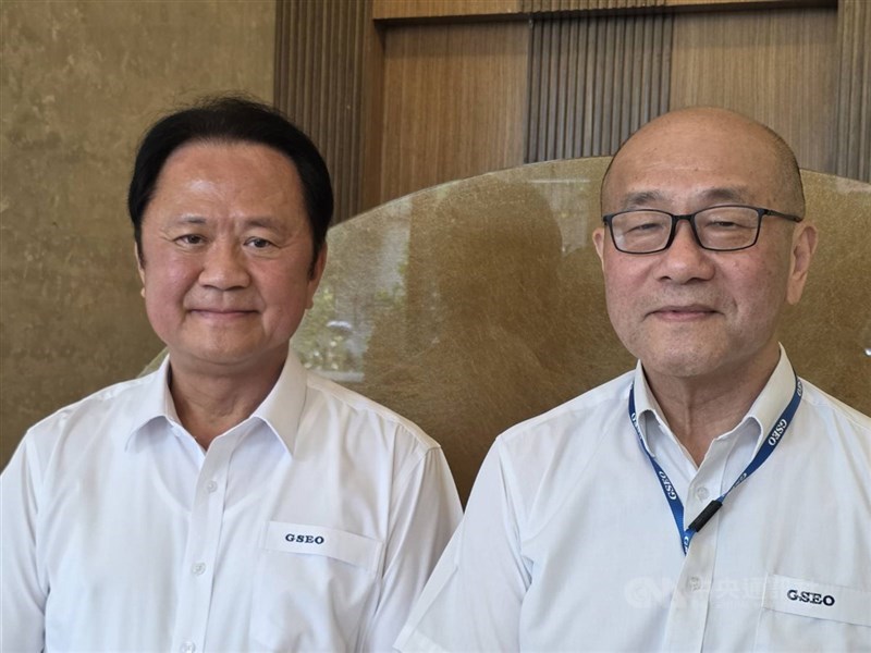 圖為玉晶光董事長陳天慶(左)、總經理郭英理(右)。 （中央社檔案照片）
