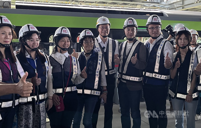 桃園捷運綠線列車16日下午在高架段實施首次動態測試,桃園市長張善政(右4)親自到場視察與試乘體驗,指列車運行平穩、順暢。中央社記者葉臻攝 114年7月16日