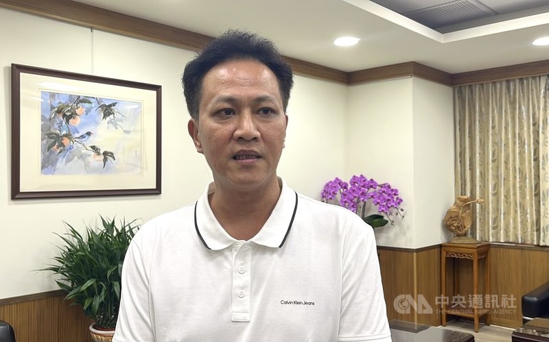 苗栗縣私立建臺高中集體報錯考科事件引議,外界對建臺中學傳言四起,不少家長關切是否影響學校未來辦學及運作。苗栗縣長鍾東錦16日透過國民黨立委邱鎮軍(圖)邀董事會成員座談,但僅3名董事出席,邱鎮軍說,會持續協助溝通中央社記者管瑞平攝 114年7月16日