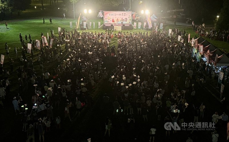 大罷免首波投票倒數計時,民進黨台北市議會黨團發起的「台北同意罷!」港湖首發場晚會16日登場,大批民眾湧入參與,一同號召同意罷免。中央社記者王飛華攝 114年7月16日