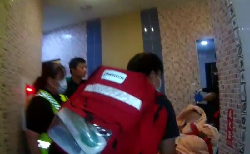 台中一名34歲獨居男子日前突然身體不適，不斷拍打房門，鄰居誤以為製造噪音報警，警方到場發現男子疑中風倒臥地板，緊急送醫搶救。（民眾提供）中央社記者郝雪卿傳真　114年7月16日