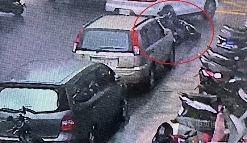 溫姓男子日前駕駛休旅車行經台中市東區某路口不慎撞倒路旁停放2輛機車,逕自離去;警方獲報循線通知肇事溫男到案,溫男稱事發當時未察覺車輛晃動或異常聲響,才會未停留便駛離現場。(翻攝照片)中央社記者蘇木春傳真 114年7月16日