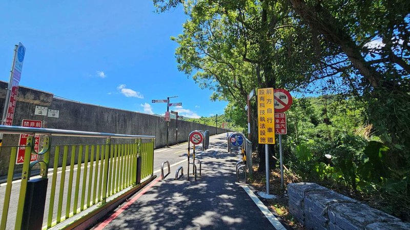 為防止汽機車進入河濱公園影響民眾活動安全,新北市高灘地工程管理處在八里區彩虹步道及新店區親情河濱公園及大鵬2號橫移門旁、汐止區草濫溪及大坑溪自行車道等地增加5處科技執法點,8月10日將正式啟用。(新北市高灘處提供)中央社記者王鴻國傳真 114年7月16日