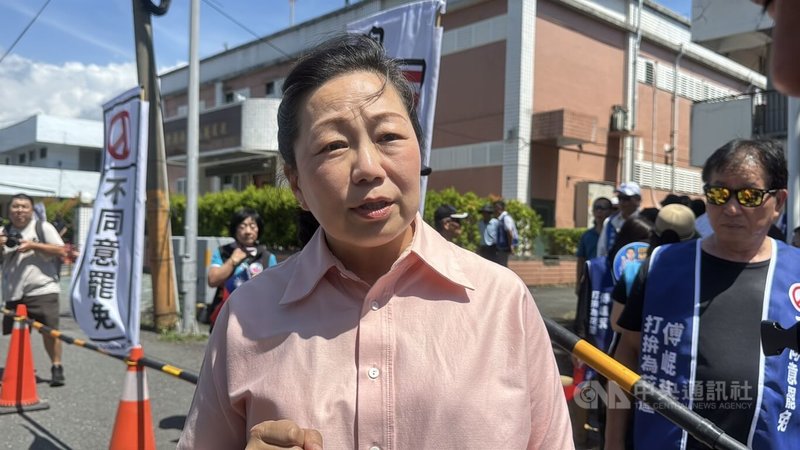 花蓮縣選舉委員會16日上午舉辦電視罷免說明會,縣長徐榛蔚(中)表示,這次全國性包裹式的罷免,全國人民都不能接受,相信人民會做出明智的選擇。中央社記者張祈攝 114年7月16日