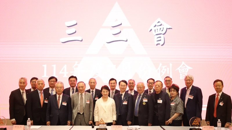 台中市長盧秀燕(前中白衣者)16日受邀出席中華民國三三企業交流會7月例會,並以「台中繁榮模式 拚經濟心法」為題發表演說。(台中市政府提供)中央社記者郝雪卿傳真 114年7月16日