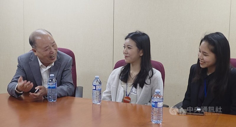 加拿大台裔企業家柯江忠(左)接待「台灣青年海外搭僑計畫」優秀年輕學子,慷慨分享自己創業成功經驗,鼓勵年輕人從台灣出發、邁向世界,讓世人看見台灣之光。中央社記者程愛芬溫哥華攝 114年7月16日