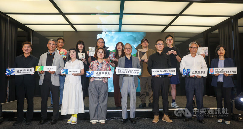 文化部16日下午在台北舉行「2025台灣文博會」展前記者會,文化部長李遠(前右4)等人出席。中央社記者吳家昇攝 114年7月16日