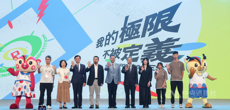 行政院長卓榮泰(中)16日在台北出席第55屆全國技能競賽開幕典禮,與秘書長龔明鑫(右4)、發言人李慧芝(右3)以及勞動部長洪申翰(左4)、經濟部次長何晉滄(左3)等人一同為賽事揭開序幕。中央社記者張新偉攝 114年7月16日