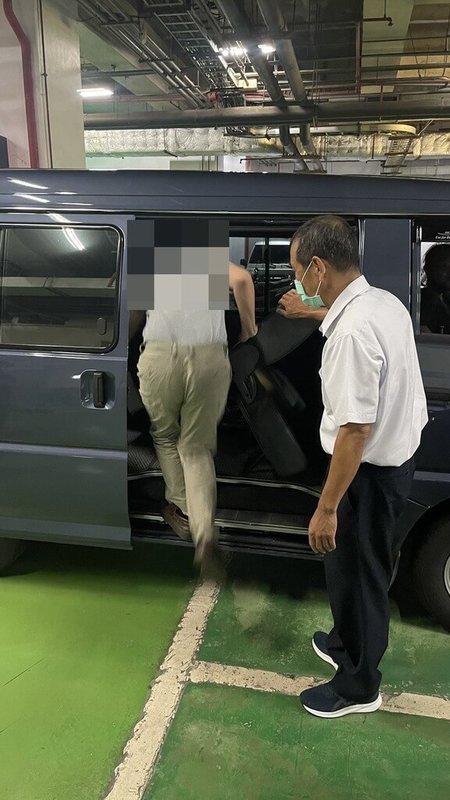 台南市某家室內設計公司積欠5年新台幣305萬餘元稅款,遭南區國稅局台南分局等移送強制執行,負責人楊姓男子15日到案說明後遭管收。(行政執行署台南分署提供)中央社記者張榮祥台南傳真 114年7月16日