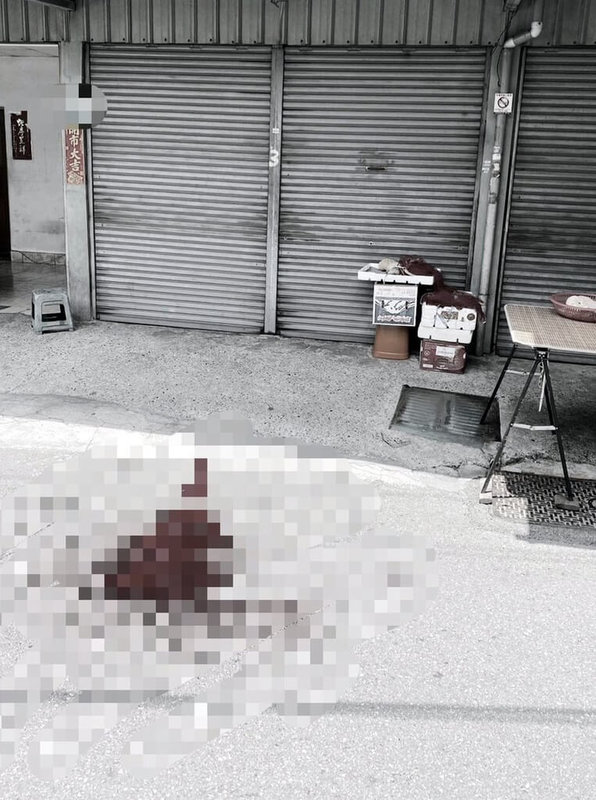 嘉義一名男子16日疑因細故毆打並持市場攤販水果刀砍傷友人頭部，警方獲報到場逮捕行凶男子並查扣涉案短刀等證物，詢後依殺人未遂罪嫌，將行凶者移送嘉義地檢署偵辦。圖為案發現場。（警方提供）中央社記者黃國芳傳真  114年7月16日