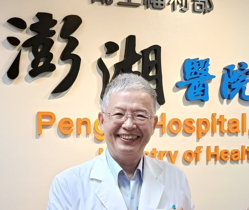 衛生福利部澎湖醫院院長匡勝捷(圖)日前搭乘國際航班途中,有乘客突感不適,匡勝捷適時提供專業醫療協助,該乘客旅遊返國後特地寫信致謝。(衛福部澎湖醫院提供)中央社 114年7月16日