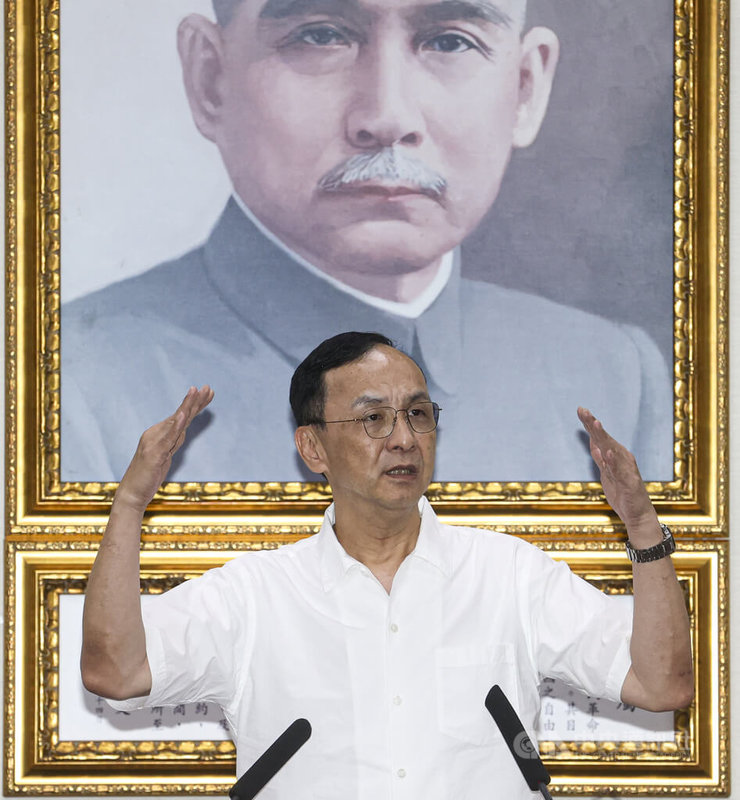 國民黨主席朱立倫(圖)16日主持中常會,針對普發現金新台幣1萬元、颱風丹娜絲災情救災與26日罷免投票等議題發表談話。中央社記者鄭清元攝 114年7月16日