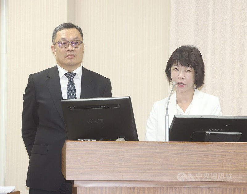 朝野關注美國對台對等關稅,行政院經貿談判辦公室副總談判代表顏慧欣(右)16日在立法院表示,已初步約定下次諮詢,而收到信函也不代表最終稅率。外交部政務次長陳明祺(左)強調,仍在談判過程中。中央社記者郭日曉攝 114年7月16日