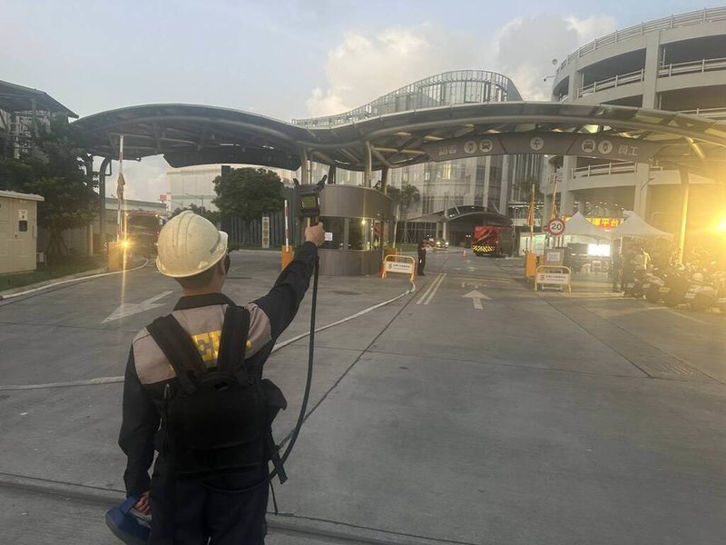 高雄小港三元能源科技公司14日發生火警，環保局派員結合AI監控空氣品質，14日迄今共檢測63筆數據，目前空品無異常。（高市環保局提供）中央社記者洪學廣傳真  114年7月17日