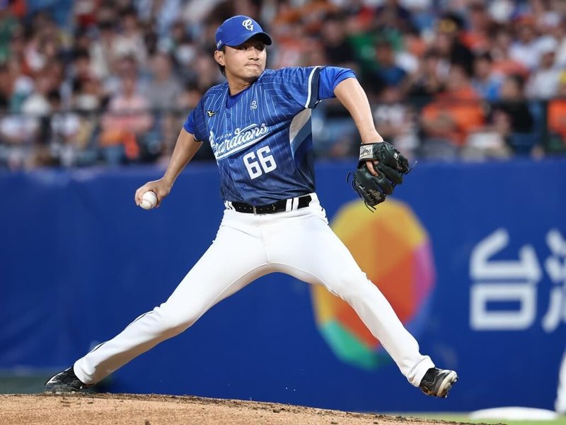 中華職棒富邦悍將投手李東洺（圖）16日先發對上統一獅隊，首局滿壘時發生投手犯規、奉送1分。李東洺17日受訪表示，當下忘記告知主審要採取開放式投球。（富邦悍將提供）中央社記者楊啟芳傳真　114年7月17日