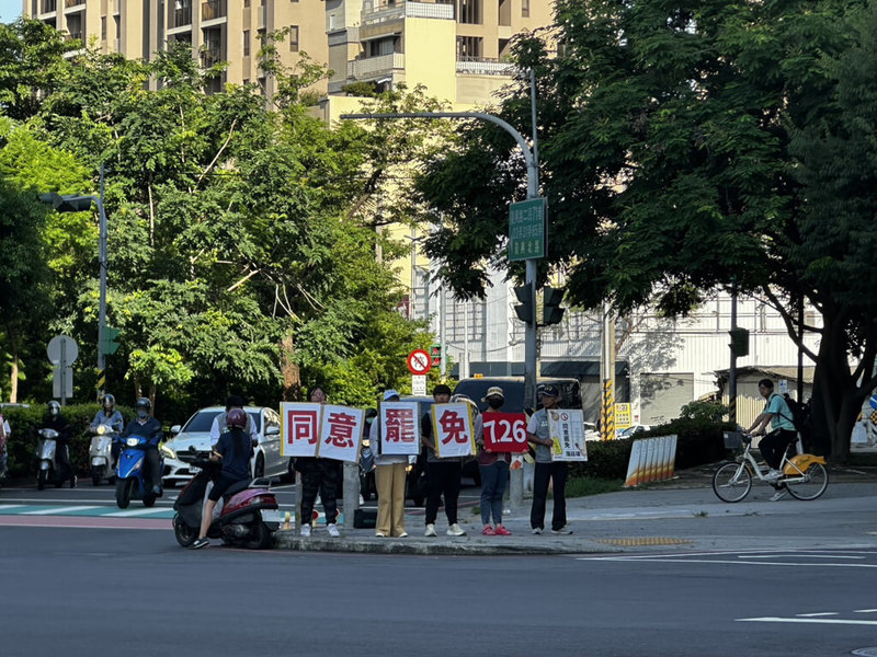 全台首波罷免投票將於26日舉行，台中地區罷免團體成員持續站上街頭宣傳，呼籲民眾同意罷免。（民眾提供）中央社記者趙麗妍傳真　114年7月17日