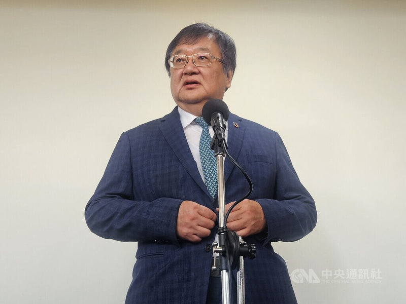 衛福部長邱泰源(圖)17日在立法院受訪時,就台師大女足教練以扣學分威脅選手配合研究抽血一案表示,聽到消息,難過又生氣,學生人權保障沒有模糊空間,將檢討人體研究法機制。中央社記者陳婕翎攝 114年7月17日