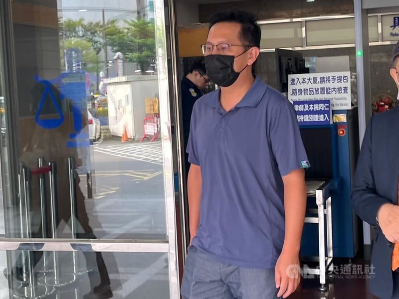 時任北市刑大員警的劉姓男子(中)涉幫王大陸及游男查閃兵集團主嫌個資,遭新北檢起訴。新北地院17日召開準備程序庭,劉男稱是誤傳;關於公務員登載不實部分,他坦承犯罪。中央社記者趙敏雅攝 114年7月17日