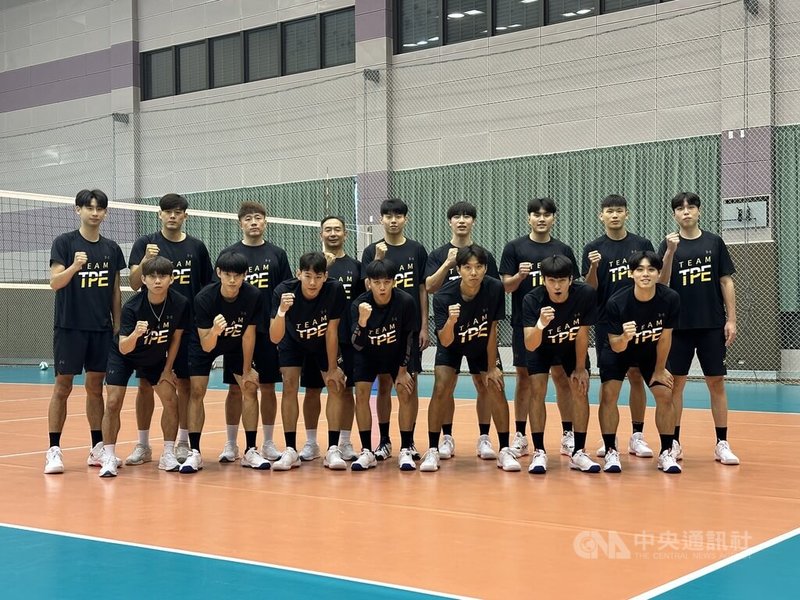 德國萊茵魯爾世大運全面展開,台灣男排(圖)17日預賽首戰面對澳洲,差一點就能上演逆轉戲碼,最終仍無奈吞下第一敗。圖為台灣男排全隊合影。中央社記者黎建忠攝 114年7月17日