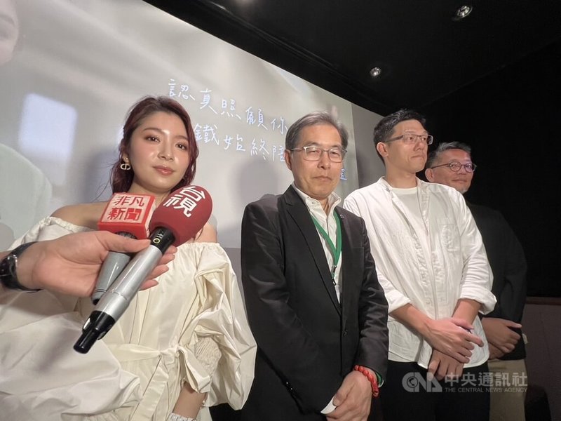 台鐵統計,2025年1至6月行車事故與異常事件總件數413件,較去年同期減少13.24%。台鐵總經理馮輝昇(左2)17日出席台鐵形象行銷影片發布記者會時受訪表示,這顯示安全改革工作已展現一定程度的成績,下半年將繼續努力。中央社記者黃巧雯攝 114年7月17日