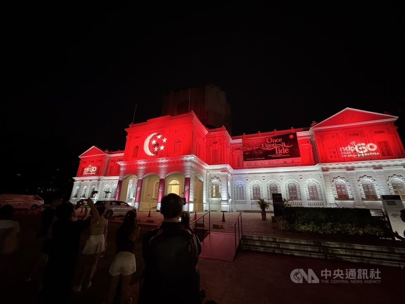 迎接新加坡60週年國慶,新加坡國家博物館舉辦燈光秀,展現新加坡發展歷程的相關故事。中央社記者吳昇鴻新加坡攝 114年7月17日