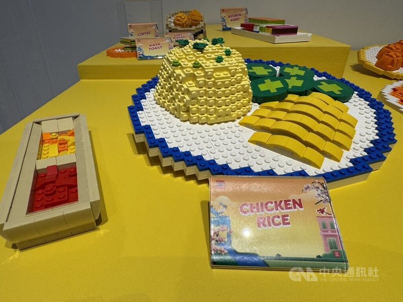 迎接新加坡60週年國慶,新加坡國家博物館與樂高合作打造具有新加坡特色的模型。圖為模仿知名美食海南雞飯的樂高模型。中央社記者吳昇鴻新加坡攝 114年7月17日