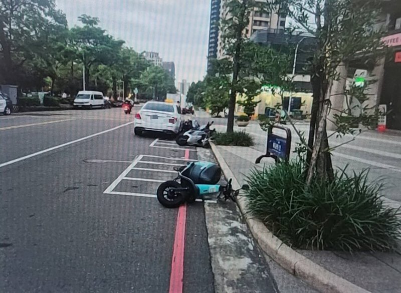 台中男子日前酒駕開車遇警攔查，情急之下竟跳到副駕駛座、坐壓友人身上，導致車輛失控連撞6輛停路邊汽機車才停下。（民眾提供）中央社記者郝雪卿傳真  114年7月17日