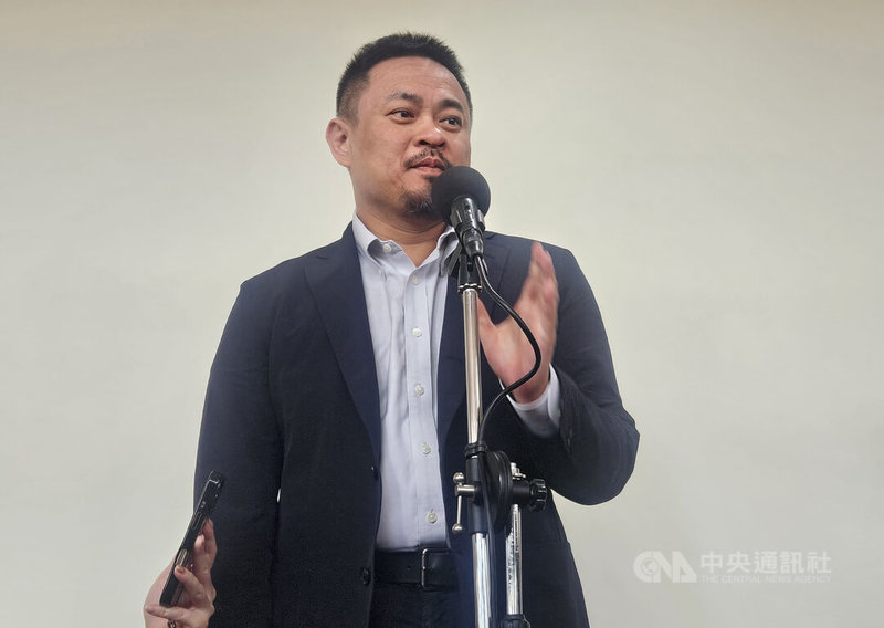 勞動部長洪申翰17日在立法院受訪時，就長榮航空育嬰留停調薪爭議案表示，雇主不可因勞工申請育嬰留停與否而有不利對待，希望雇主與政府一起營造更友善的職場。中央社記者陳婕翎攝  114年7月17日