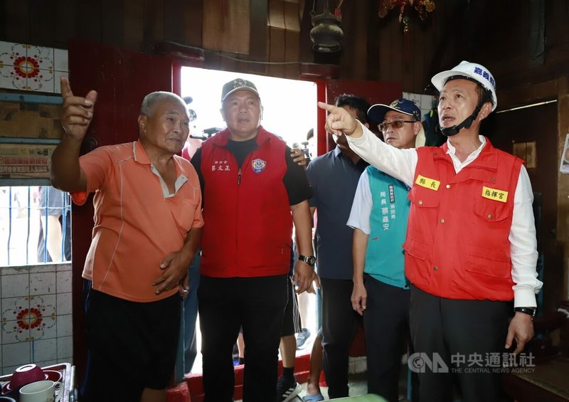 颱風丹娜絲造成嘉義縣不少弱勢家庭屋頂受損,嘉義縣長翁章梁(右1)17日前往慰勉工作人員,了解災後民宅復原情形。中央社記者蔡智明攝 114年7月17日
