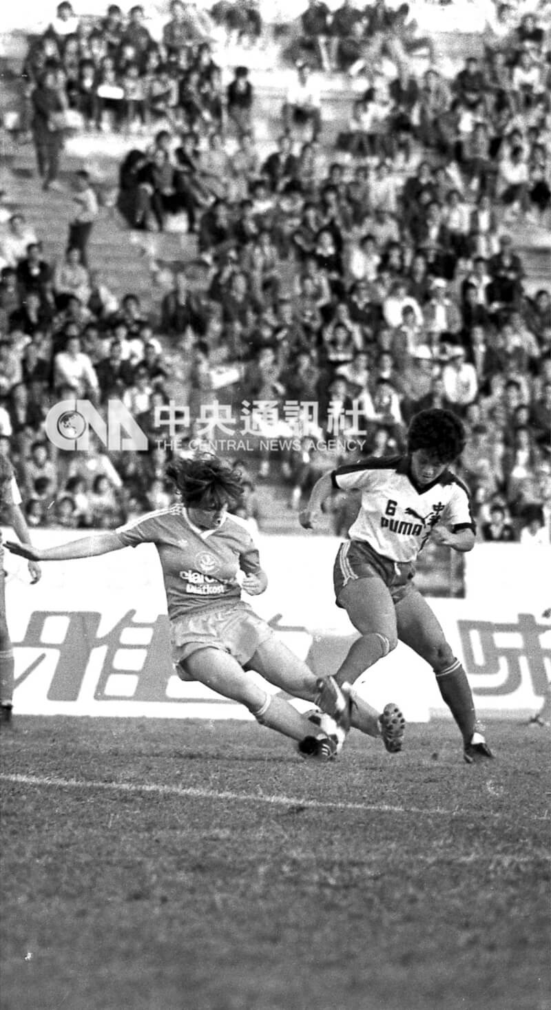 中華木蘭隊參加1984年世界女子足球邀請賽,周台英(右)與西德隊球員爭球。(中央社檔案照片)