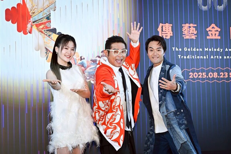 第36屆傳藝金曲獎將於8月23日盛大頒獎,17日公布典禮主持人為藝人許效舜(中)、楊小黎(左),「傳藝大道」則由柯大堡(右)、孫凱琳扛起主持棒。(國立傳統藝術中心提供)中央社記者邱祖胤傳真 114年7月17日