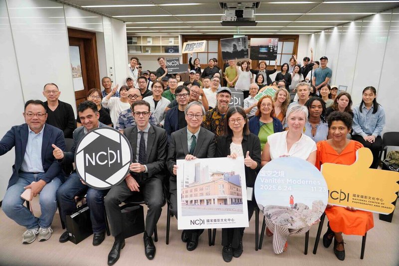 台法攝影特展「虛空之境:當代攝影中的領土與都市凝視」在在國家攝影文化中心台北館登場,17日舉辦開幕式,文化部長李遠(前中)出席,邀請民眾感受台法兩地社會文化與都市風情。(文化部提供)中央社記者邱祖胤傳真 114年7月17日
