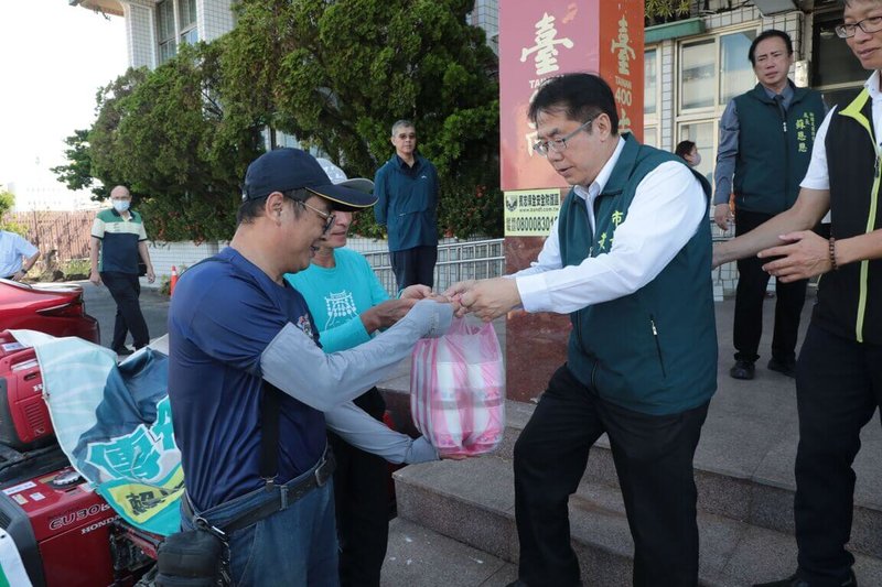 颱風丹娜絲重創台南，災區持續復原，台南市長黃偉哲（前右2）17日視察北門區，還帶了豆花慰勞人員。（台南市政府提供）中央社記者張榮祥台南傳真  114年7月17日