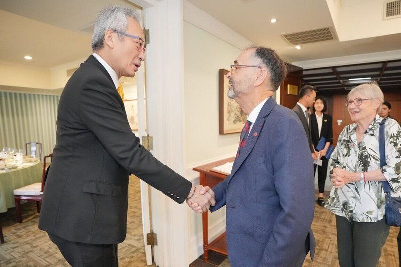 外交部政務次長吳志中16日午宴歐洲法語區地方政要訪問團,歡迎法國貝西亞市(Béziers,另譯:貝濟耶市)市長梅納(Robert Ménard,另譯:梅納爾)一行5人於15至20日來台訪問。(外交部提供)中央社記者楊堯茹傳真 114年7月17日