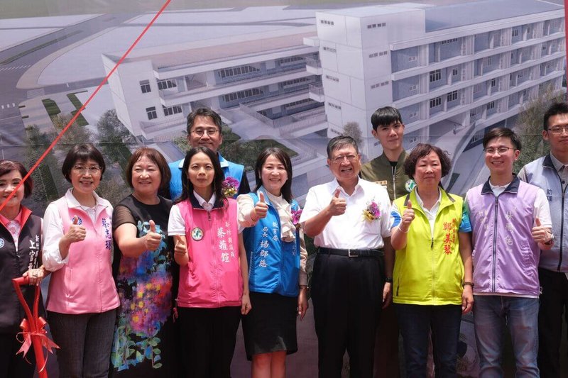 新竹縣政府打造縣內首座公辦公營的竹北實驗高中,17日舉行校舍動土典禮,縣長楊文科(前右3)等人出席見證,預計2026年8月完工,擬自115學年度開始招生。(新竹縣政府提供)中央社記者郭宣彣傳真 114年7月17日