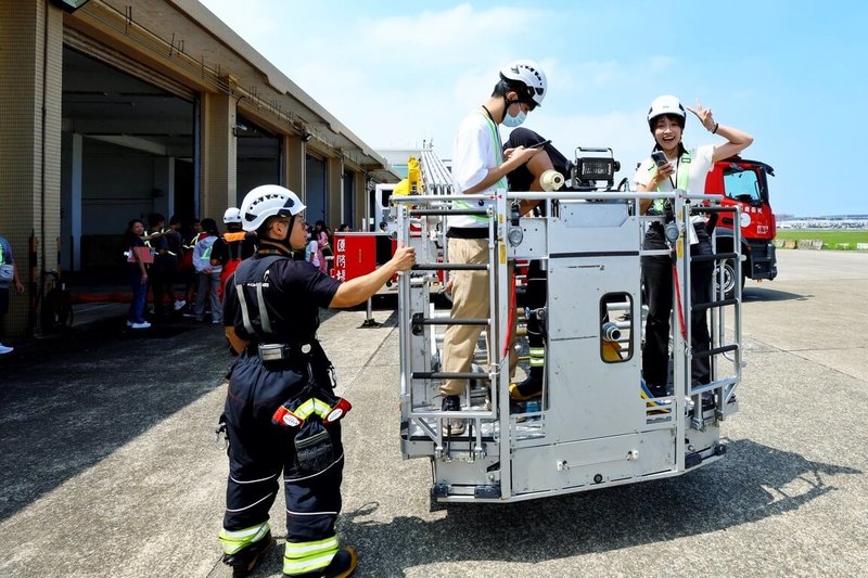 「2025桃園機場體驗營」8月將開跑,18日中午起開放報名,除保留過往活動的人氣行程,還將帶領學員由空側機坪搶先看第3航廈北登機廊廳外觀等。圖為2024年體驗營活動情形。(桃園國際機場公司提供)中央社記者吳睿騏桃園機場傳真 114年7月17日